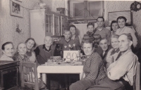 První zprava Antonín Cír, třetí zleva maminka Anna Círová, zadní řada – bratranec Josef a pamětník Rudolf Krouza, oslava narozenin prababičky Albíny Círové, 1957