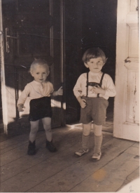 Zleva: bratranec Josef Burian a Rudolf Krouza, 1947