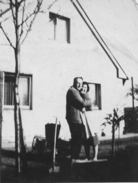 Rodiče Jaroslava Křížka před domem, kde získali nový byt, konec 50. let 20. století
