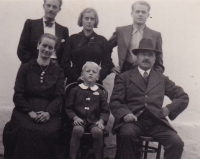 Rodinná fotografie, 30. léta. Pamětník vpředu