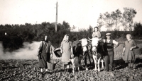 S otcem Janem a matkou Ludmilou (vpravo), 40. léta 20. století