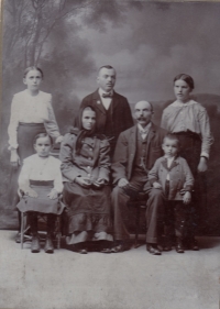 Zleva stojící Františka Svobodová, sedící babička Anastazie Svobodová