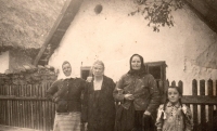 Zleva: matka Ludmila, teta, babička a Marie, 40. léta 20. století