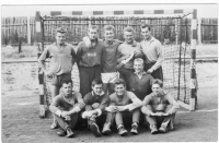 Oddych během povinné vojenské služby (František Samec v horní řadě, třetí zleva)