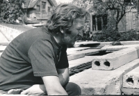 Andrej Beňa, manžel pamětnice, při stavbě modlitebny Církve bratrské v Horních Počernicích, 1978