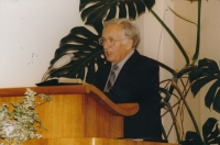 Andrej Beňa, manžel pamětnice, káže v modlitebně Církve bratrské v České Skalici, 1992
