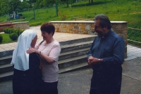 Božena Beňová se sestrou Damiánou na Velehradě, vpravo bratr Jaroslav, 2005