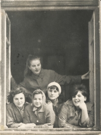Božena Beňová (vpravo) se spolužačkami ze SVVŠ, cca 1967