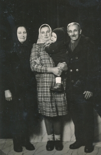 Maminka pamětnice Mária Kratková, stojící uprostřed se synem Jaroslavem