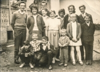 Manžel pamětnice Andrej Beňa (první zleva) za svobodna v Mokroluhu se sourozenci a kamarády, cca 1958