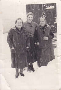 Zleva: babička z otcovy strany Růženka (majitelka galanterie v Jesenici), maminka Anna, prababička Julie Herzigová