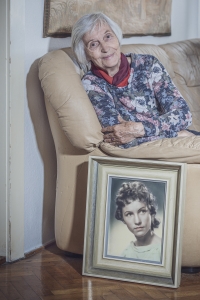 Erika Lischková se svou fotografií z mládí u sebe doma