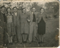 manžel márie Antal (napravo) s priateľmi