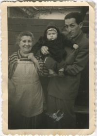 Mária's aunt Lujiza Pammer, her son and her daughter from Vrakuňa 