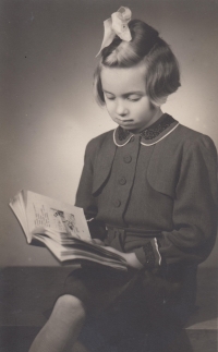 Brigitta Jonášová v první třídě, 1947/48