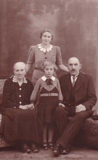 From the left: great-grandmother Albína Círová, mother Anna (standing in the back row), aunt Markéta and great-grandfather the blacksmith Cír, 1940
