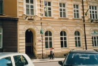 Bývalý hostinec naproti škole Bezručova (v oknech stáli žáci na hanbě)