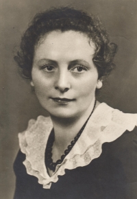Maminka Elfriede (Frieda) na pasové fotografii, cca 1924