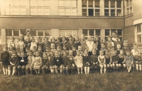 Erika (v horní řadě osmá zleva) v německé školce v Kamenické ulici