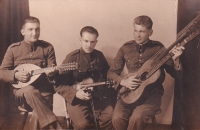 Otec Rudolf Krouza (uprostřed) s kamarády v čsl. dělostřeleckém pluku v Táboře, 1936
