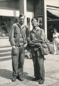 Na vojenské přípravě, Tomáš Pačes vpravo, 1959