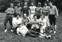 Softballové mužstvo ISBA ve Stromovce, Tomáš Pačes v podřepu druhý zleva, 1983