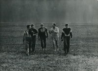 V době založení ISBA, Tomáš Pačes uprostřed v montérkách, 1961 