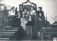 S divadelním kroužkem, Tomáš Pačes uprostřed v brýlích, přelom 50. a 60. let