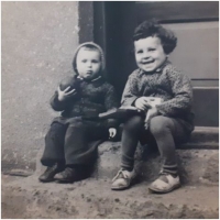 Jaroslav Šula (vpravo) se sestrou