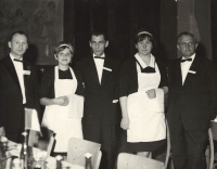 Část personálu, který obsluhoval závodníky Závodu míru v Hradci Králové, 15.-17. května 1968, Marie Špičáková vlevo