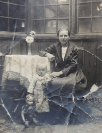 Božena Sochorová, roz. Šašinová, s maminkou