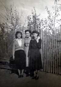 Jiřina Žerebná (vlevo) se sestrami