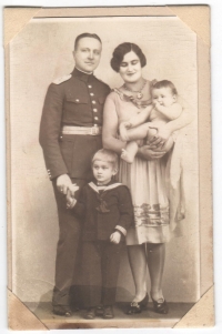 Antonín Sekyrka - otec Ota v dětství s rodiči a mladším bratrem Zdeňkem, 1928