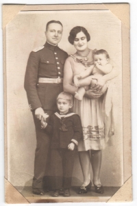 Antonín Sekyrka - otec Ota v dětství s rodiči a mladším bratrem Zdeňkem, 1928