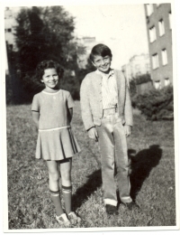 Michal Gabriel se svou sestrou v roce 1970