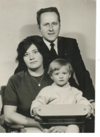 Antonín Sekyrka s rodiči, 1974
