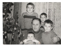 Antonín Sekyrka s rodiči a sourozenci (nejstarší), 1982
