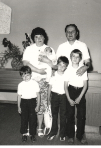 Antonín Sekyrka s rodiči a sourozenci (nejstarší z dětí), 1982