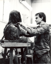 Michal Gabriel ve druhém ročníku na AVU v ateliéru u sochaře Kryštůfka