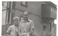Antonín Sekyrka s otcem v Terezíně, 1984
