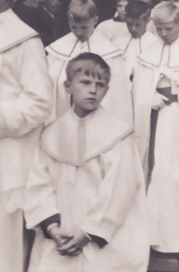 Josef Dolista jako ministrant v 60. letech 20. století