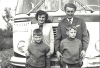Před autobusem, Albín Blažek, manželka Marie a synové - vlevo Petr, vpravo Milan, Velehrad
