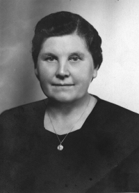 Brigita Cechová-Lauterbachová, matka Ludmily Ševčíkové, v roce 1945