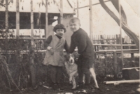 Josef Mervart se svojí sestrou Zdeňkou, Bříšťany. 1937.