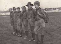 Dalibor Funda (vpravo) na krajském závodě v orientačním běhu v Plzni, 1968–1970