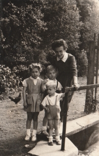 Marie Dudová with children
