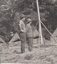 Střediskový náčelník Vladimír Vaněk (vpravo) vybírá lokalitu tábora, 1968