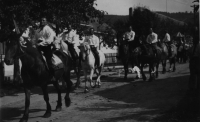 Poválečné dožínky v Nezdenicích, druhý na koni Josef Ševčík, manžel Ludmily Ševčíkové