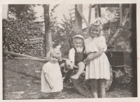 Marie Dudová with her siblings