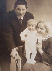 Gerhard Tschunko s rodiči (1935)
